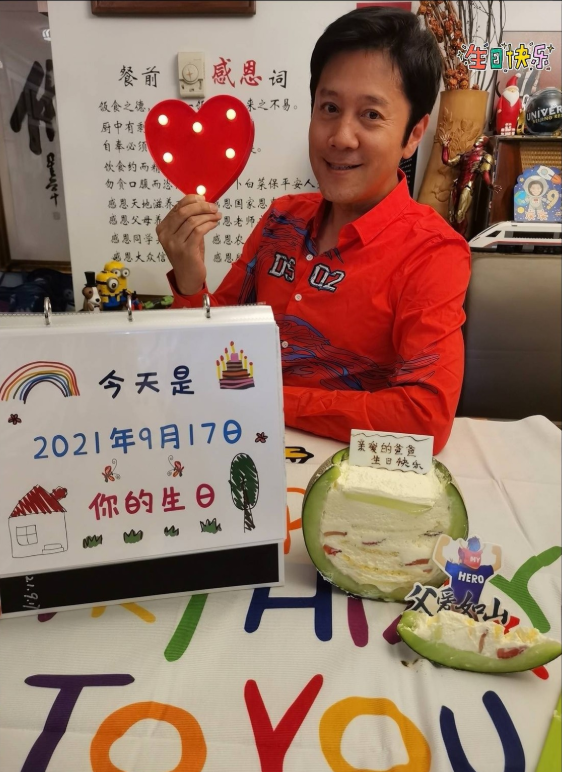 蔡國慶又長了一歲,穿紅色襯衫很“凍齡”,同天生日女星卻被催婚 蔡國慶又長了一歲,穿紅色襯衫很“凍齡”,同天生日女星卻被催婚