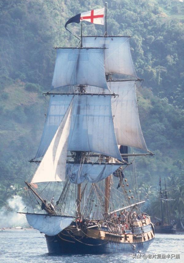 用&OpenCurlyDoubleQuote;人物傳記&rdquo;的方式開啟《加勒比海盜》，電影終於看明白了