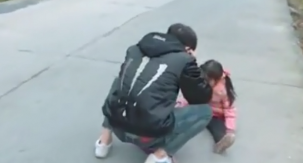 變形計暴躁農村女孩：被親媽拋棄，被城市哥哥當親妹妹，寵成公主