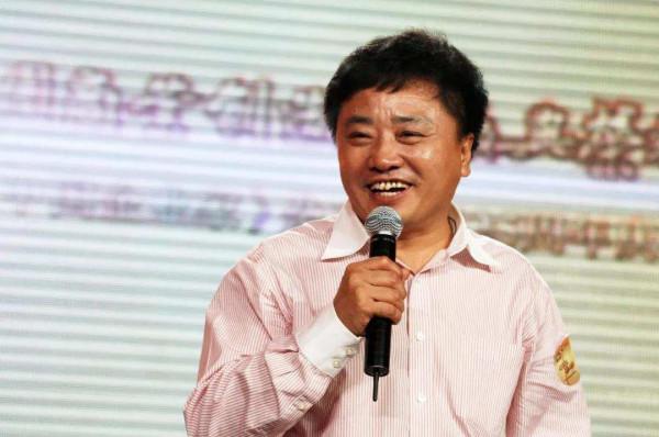 福建窮小子，小學沒畢業，逆襲成福州首富，身家580億卻偷稅