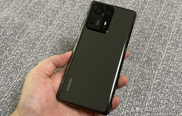 剛釋出就要說再見？首款8Gen1處理器手機遭阻擊，該選誰一目瞭然