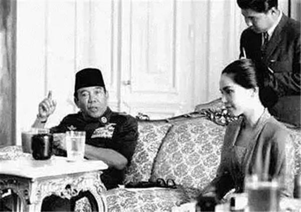 58歲印尼總統看上19歲日本藝伎,3年後,將其娶回家當四房老婆 58歲印尼總統看上19歲日本藝伎,3年後,將其娶回家當四房老婆