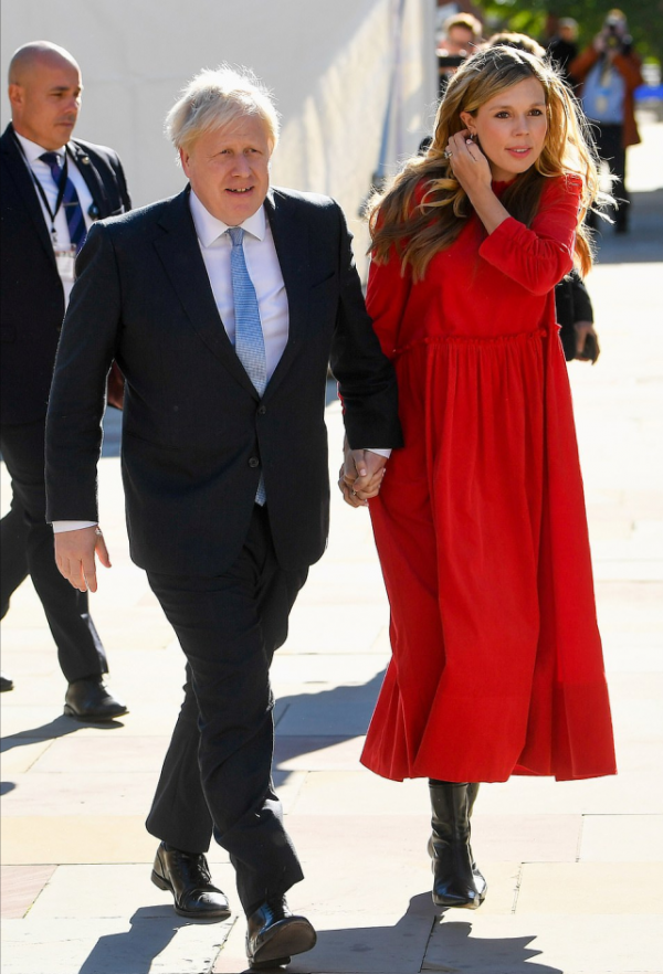 英國第一夫人挺大肚亮相！碎花裙配綠西裝藏8個月孕肚，變美好多