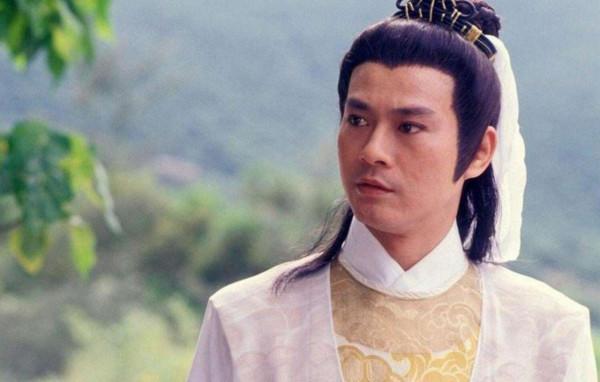 初見發如濃墨，再見禿頭禿腦！這12位男星的頭，讓女人好心碎