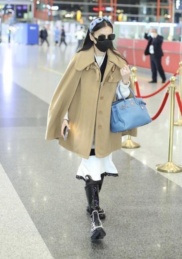 黃聖依身材挺好,可也架不住“亂穿衣”,斗篷大衣配魚尾裙太混搭 黃聖依身材挺好,可也架不住“亂穿衣”,斗篷大衣配魚尾裙太混搭