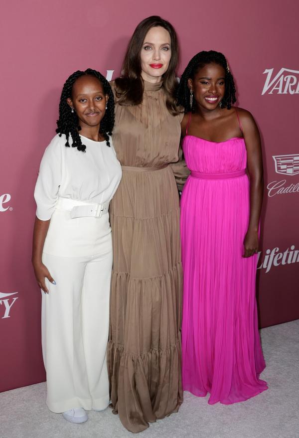 朱莉帶女兒閃耀紅毯!她塗大紅唇真驚豔,16歲非洲養女大額頭搶鏡 朱莉帶女兒閃耀紅毯!她塗大紅唇真驚豔,16歲非洲養女大額頭搶鏡