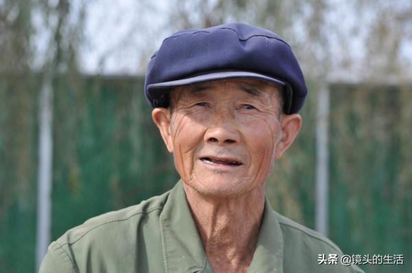 89歲老人與狗狗為伴，兩次險些喪命，看愛犬小虎咋救的主人