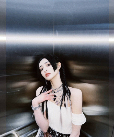周潔瓊新風格新突破，公主切配髒辮，很是特別