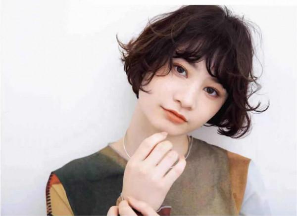 “短髮”造型，憑什麼敢這麼美？14套穿搭、一個剪髮要點，絕極了