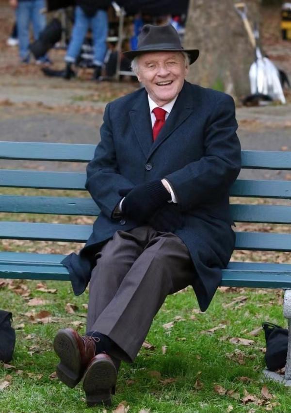 38歲安妮海瑟薇狀態太好，短髮配墨鏡氣質幹練，戴的皮手套太酷了