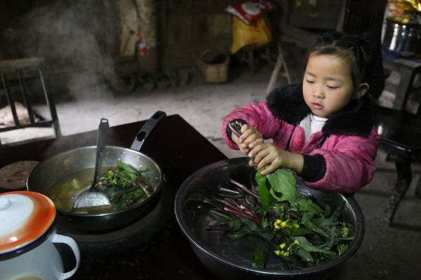 媽失蹤爸坐牢，6歲女孩撐起三代之家，13億人為她點贊加油