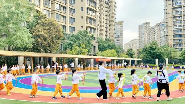 吉的堡幼兒園花樣早操PK、多彩環創評比,師生攜手展靚麗風景 吉的堡幼兒園花樣早操PK、多彩環創評比,師生攜手展靚麗風景