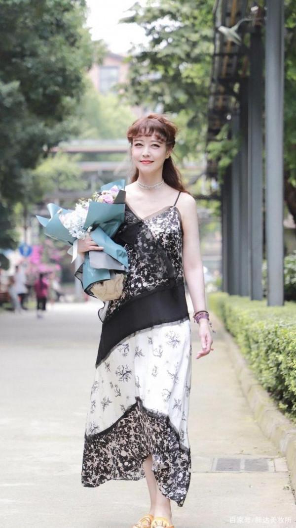 周海媚確實有扮嫩資本，染黃髮穿吊帶黑紗裙，54歲也有初戀的味道