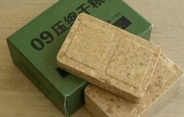 為何小小的軍用壓縮餅乾，那麼抗餓？放水中煮30分鐘就懂了