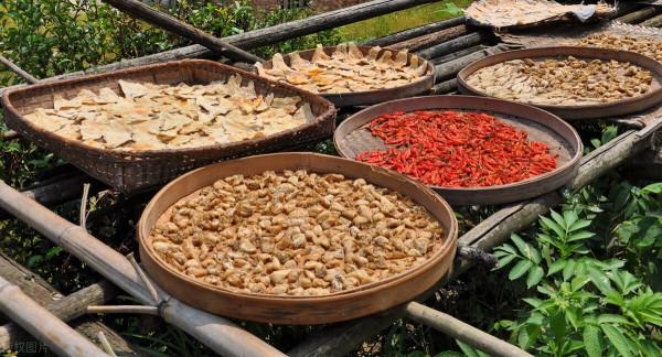 為啥離開農村多年的人，還要重新翻修宅基地，回老家建房養老？