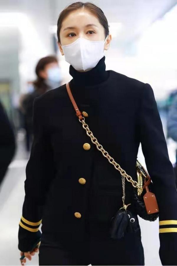 王子文真是&OpenCurlyDoubleQuote;顯高先鋒&rdquo;，穿一身黑幹練高階，這比例看著不輸超模