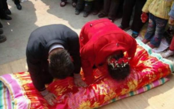 民間故事：老頭昏倒在廟前，夢見一條蛇說話：快去婆家救你女兒