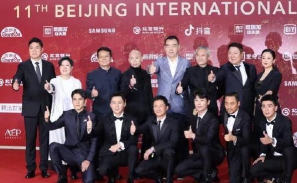 北京電影節開幕紅毯，Angelababy愛心裙，吳京帶大家比贊