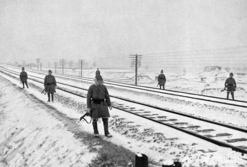 幾千冀中老鄉過敵人封鎖線運糧，將王老漢綁在電線杆上施苦肉計