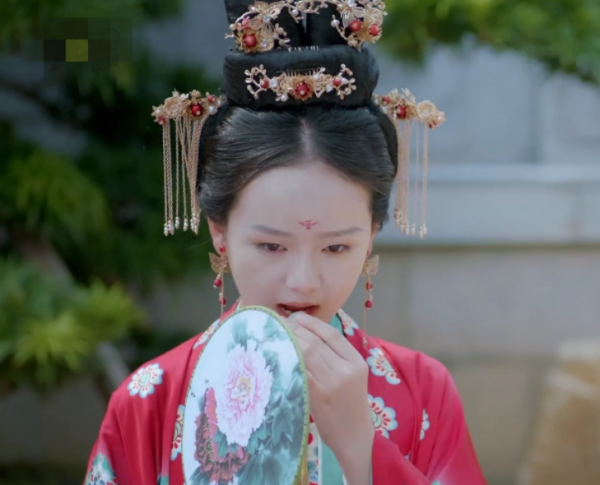 古人誠不欺我！十三四歲便“傾國傾城”，也不是假的