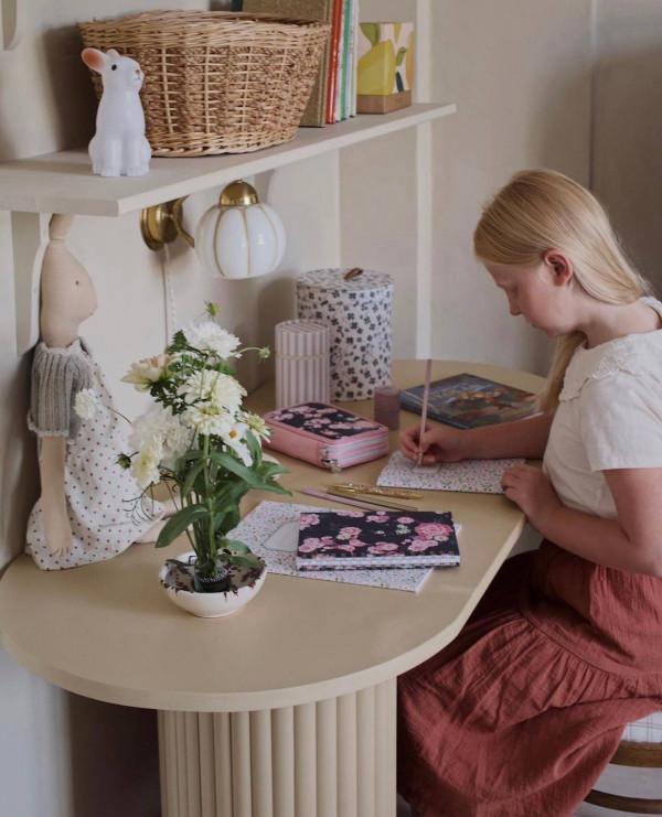 一對夫婦與兩個女兒生活的瑞典小屋，漂亮又溫馨，純樸趣味很親近