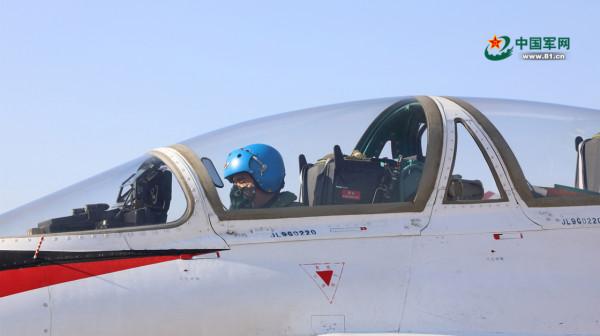 逐夢深藍！新一批艦載戰鬥機飛行學員成功單飛