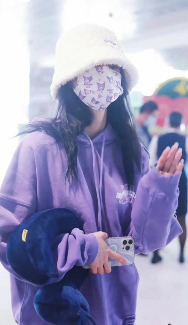 周潔瓊私服秀，身穿紫色衛衣搭配牛仔褲，休閒氣息滿滿