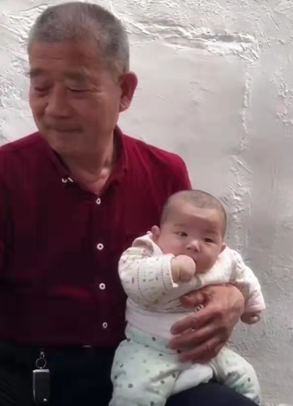 67歲生寶寶：天賜2週歲生日直播，爸爸全程出鏡帶貨，媽媽好年輕