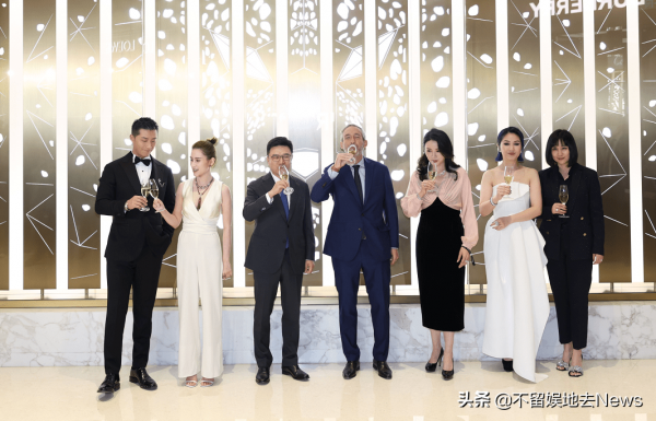 竇驍何超蓮同框恩愛甜蜜 楊千嬅罕見攜老公亮相 竇驍何超蓮同框恩愛甜蜜 楊千嬅罕見攜老公亮相