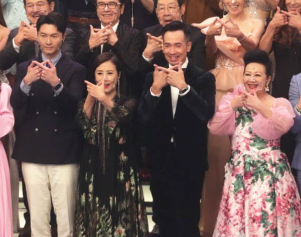 TVB上百位藝人出席活動,陳豪站C位,26歲男星首次站前排受力捧 TVB上百位藝人出席活動,陳豪站C位,26歲男星首次站前排受力捧