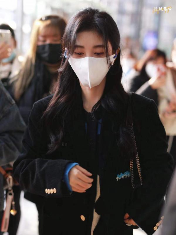 鞠婧禕機場私服｜黑色系的甜酷穿搭