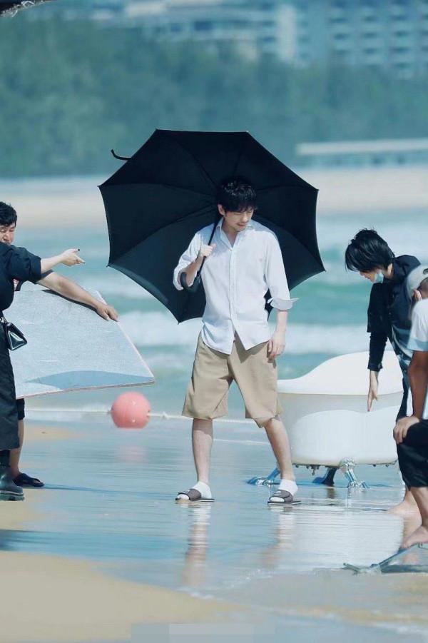 白宇這是真的來度假的吧？大褲衩涼拖，一個字：嗨