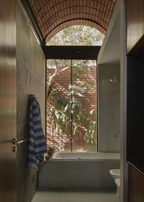 手工壓制磚與木材構築而成的自宅 &sol; Equipo de Arquitectura