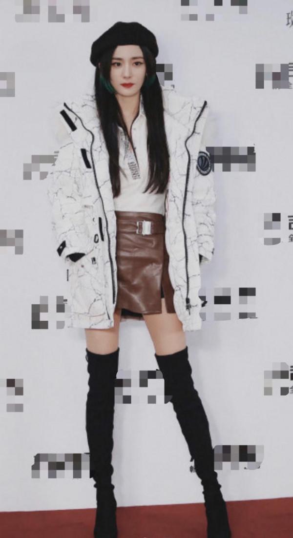 楊冪出席活動被拍，新發型配少女臉高貴典雅，穿羽絨服也要露腿