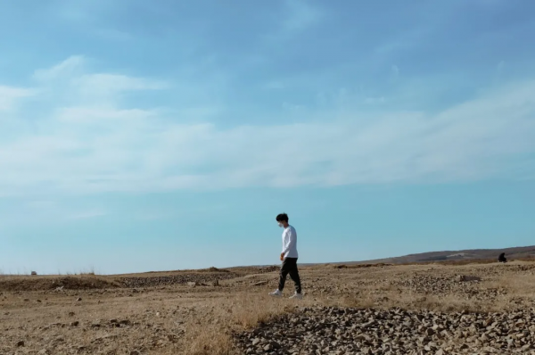 人到中年才明白，頭頂沒傘的人，凡事靠自己