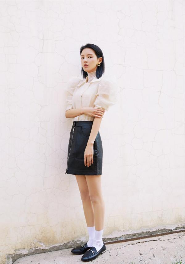 張予曦這是29歲的樣子？穿背心配揹帶褲，這模樣太“幼齒”了