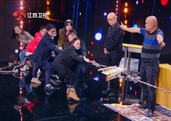 《點贊！達人秀》的評委不同以往，嚴肅派謝霆鋒，萌噠噠鄧紫棋