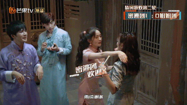 張雨綺和楊冪同穿旗袍，美得讓人心動，一個清純一個成熟