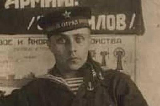 2015年，普京放下身份，高舉父親遺像參加遊行，他為何這麼做？