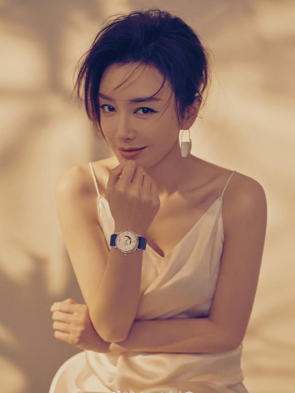 38歲秦嵐換短髮啦！和36歲的陳妍希同穿吊帶裙，風格差距這麼大？