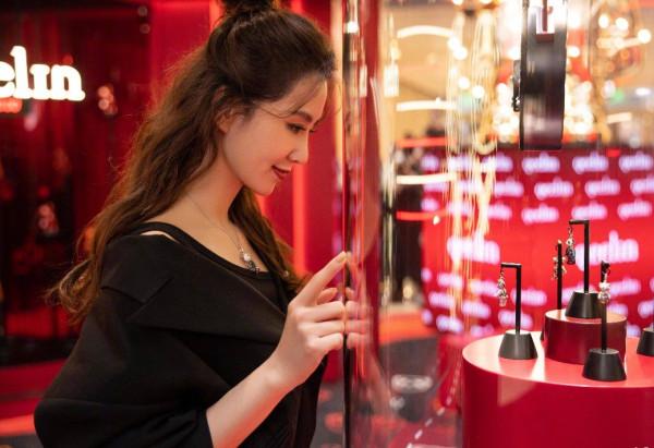 劉詩詩驚豔了時光，淡妝+中分劉海，美到骨子裡了