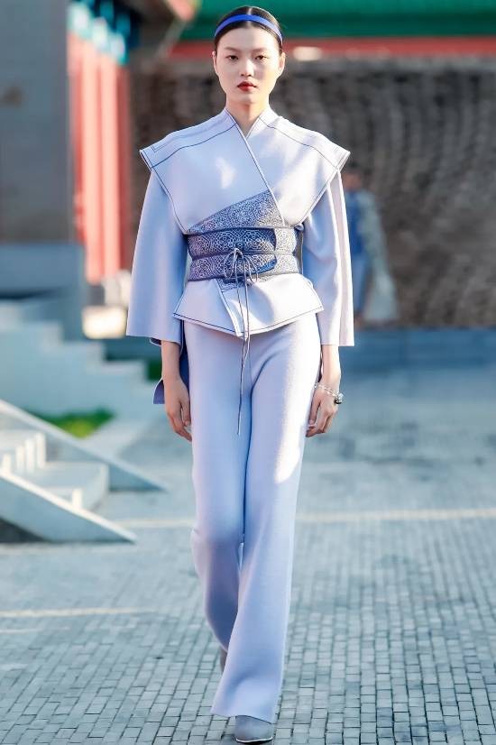 “凌龍×度兮”秋冬時裝釋出會亮相北京隆福文化中心 “凌龍×度兮”秋冬時裝釋出會亮相北京隆福文化中心