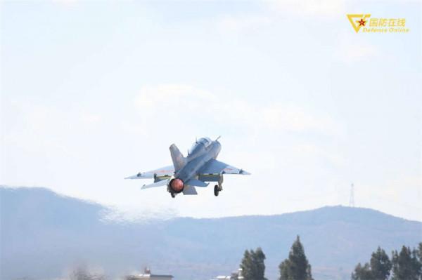 聞令即動！南部戰區空軍航空兵某旅展開飛行訓練