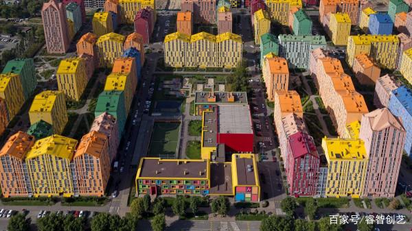 烏克蘭廢棄工廠變身彩虹積木般的繽紛社群住宅