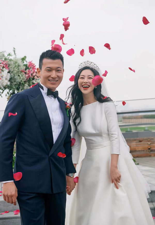 名媛朱珠高調曬全家福!她難得穿褲裝美貌創新高,女兒小梨渦超美 名媛朱珠高調曬全家福!她難得穿褲裝美貌創新高,女兒小梨渦超美