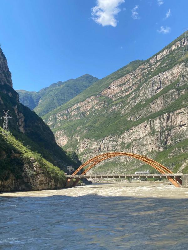 大渡河畔懸崖村,遠嫁的姑娘,到死也沒能下山回孃家(川滇藏4) 大渡河畔懸崖村,遠嫁的姑娘,到死也沒能下山回孃家(川滇藏4)