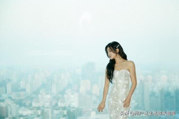 陳妍希一襲露肩長裙仙氣飄飄