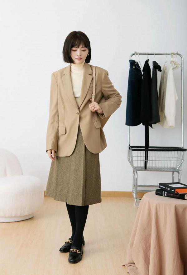 冬天怎麼穿裙裝？8套冬天不露腿的裙裝示範，保暖又好看