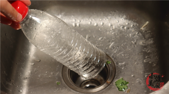 洗碗池下水道不管有多堵，只需一個塑膠瓶，馬上疏通，不花一分錢