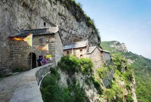 深藏於大山之中，懸崖之上的千年古寺，翻山越嶺只為它來